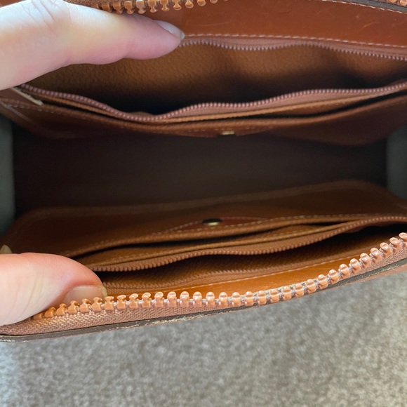 Authentic Genuine Leather Dooney & Bourke Handbag - Picture 2 of 9